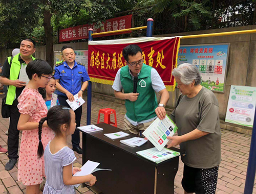 公司青年志愿隊進(jìn)社區(qū)宣傳垃圾分類
